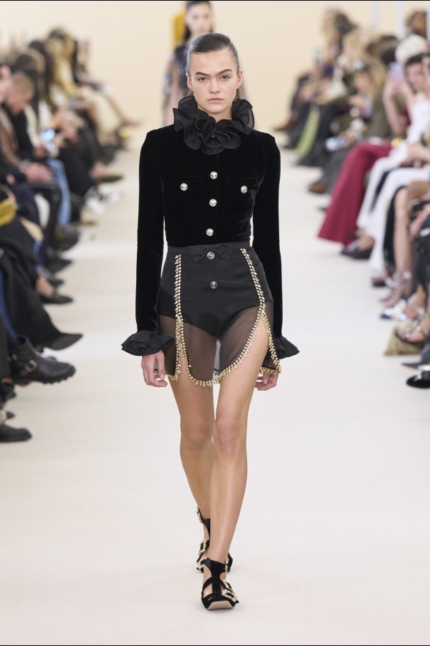 مجموعة Giambattista Valli لخريف وشتاء 2024