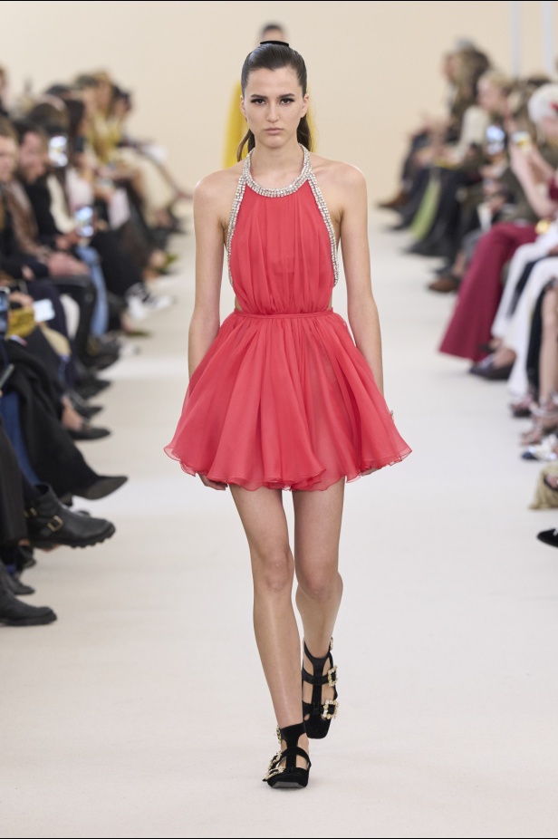 مجموعة Giambattista Valli لخريف وشتاء 2024