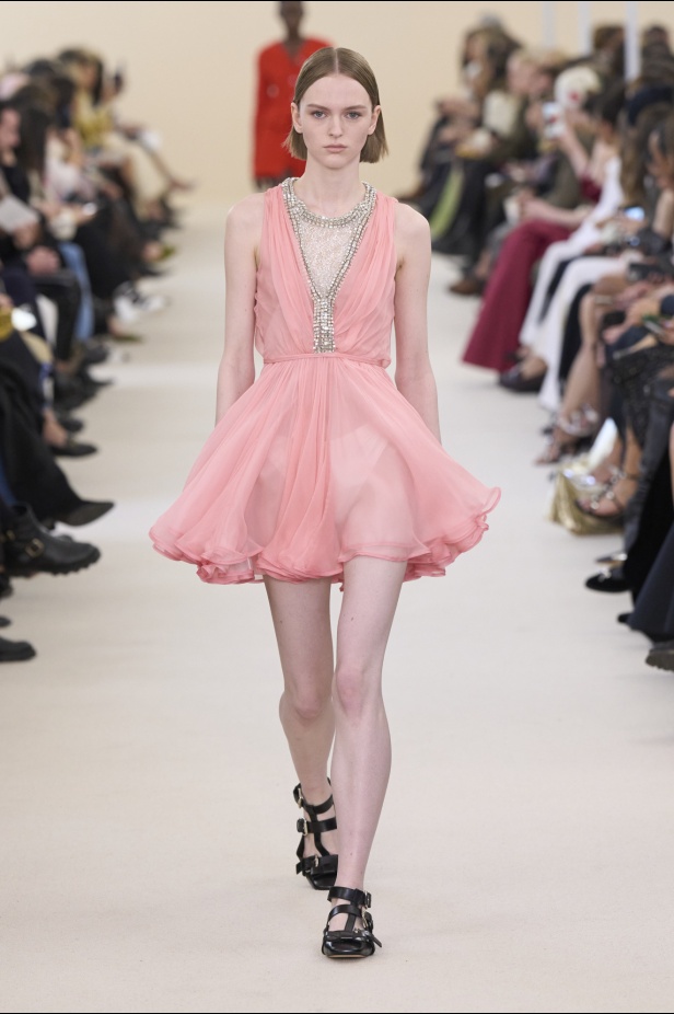 مجموعة Giambattista Valli لخريف وشتاء 2024