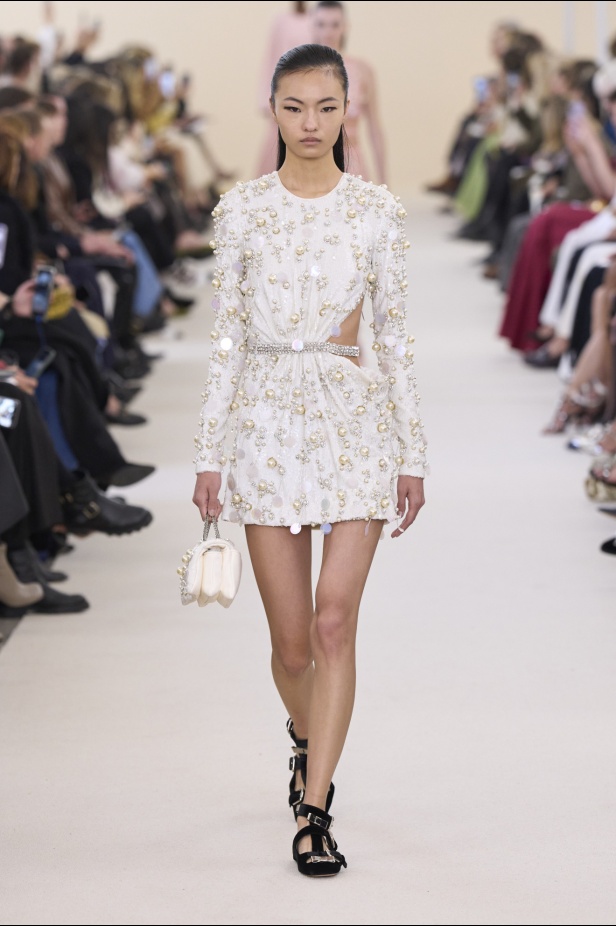 مجموعة Giambattista Valli لخريف وشتاء 2024