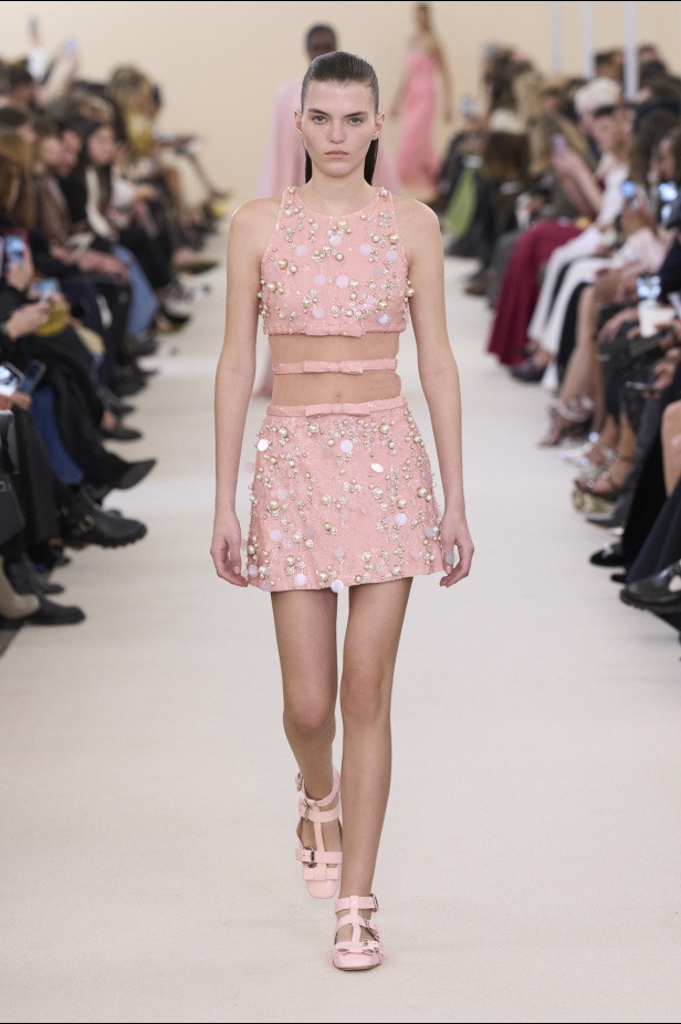 مجموعة Giambattista Valli لخريف وشتاء 2024