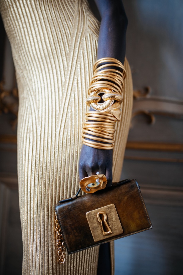 مجموعة Schiaparelli لخريف وشتاء 2024.. فخامة معتادة وعالم من الإبداع