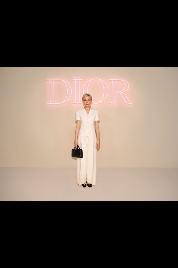 مجموعة ديور Pre-Fall 2024 تجمع بين باريس ونيويورك وتحتفي بلقاء الثقافتين 