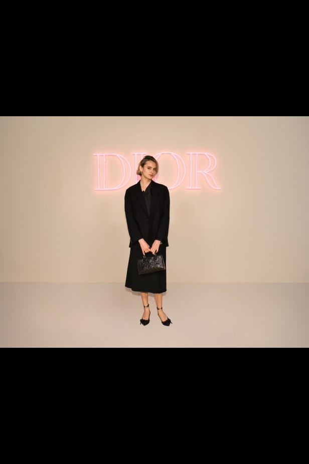 مجموعة ديور Pre-Fall 2024 تجمع بين باريس ونيويورك وتحتفي بلقاء الثقافتين 