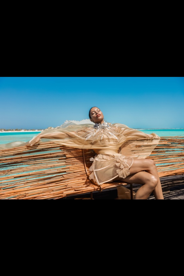 المصممة السعودية تيما عابد تفتتح أسبوع البحر الأحمر للموضة