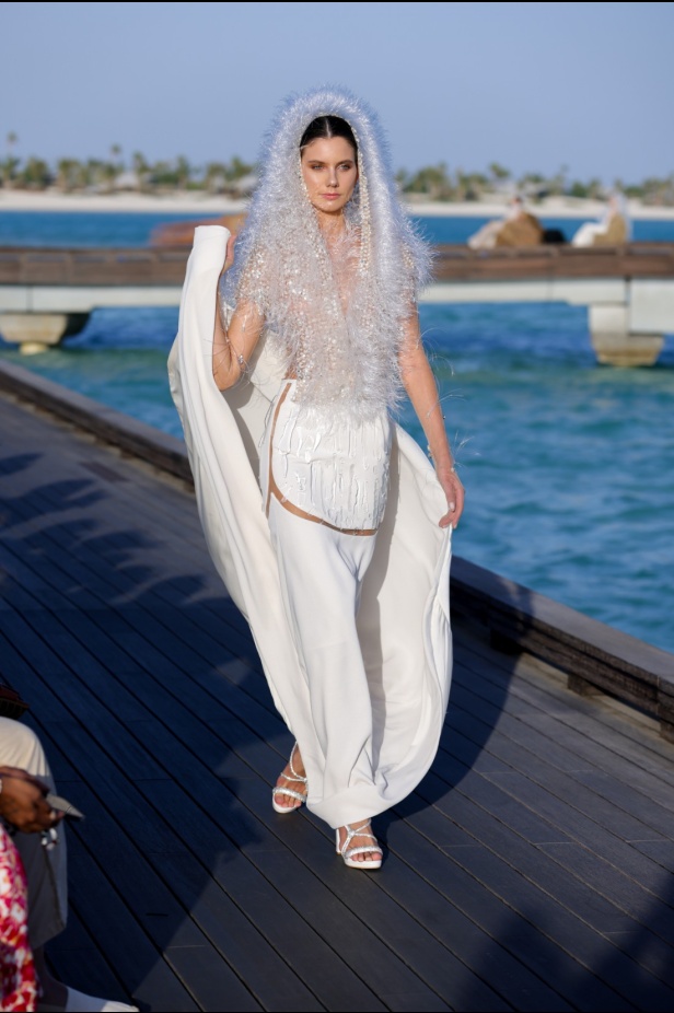 المصممة السعودية تيما عابد تفتتح أسبوع البحر الأحمر للموضة