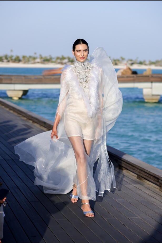 المصممة السعودية تيما عابد تفتتح أسبوع البحر الأحمر للموضة