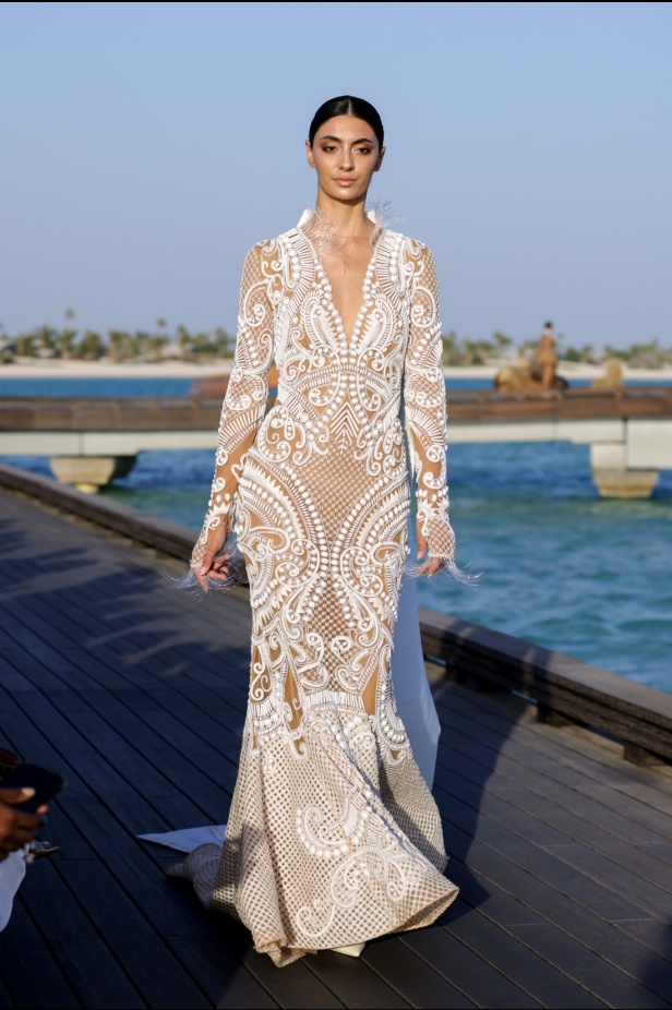 المصممة السعودية تيما عابد تفتتح أسبوع البحر الأحمر للموضة
