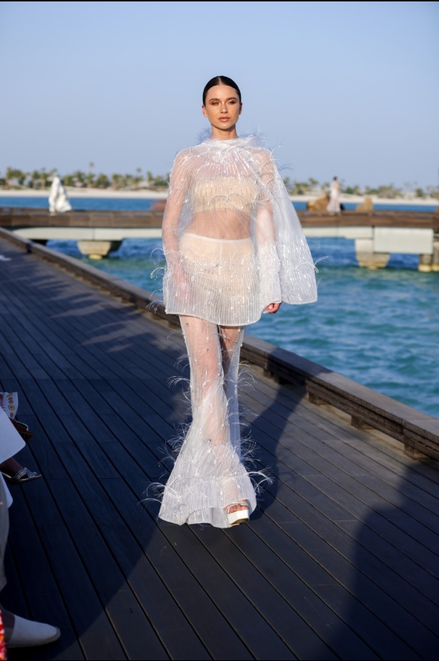 المصممة السعودية تيما عابد تفتتح أسبوع البحر الأحمر للموضة