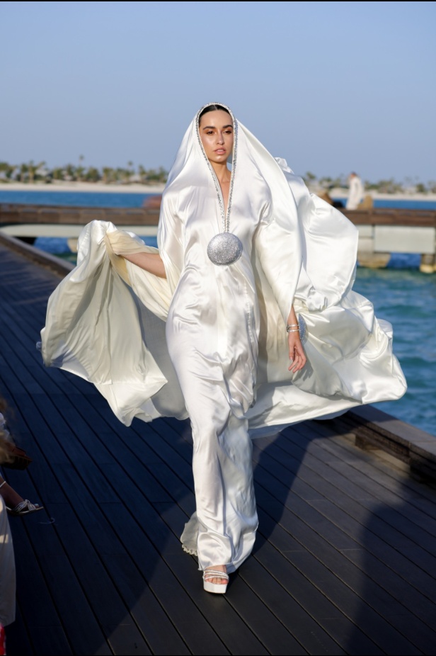 المصممة السعودية تيما عابد تفتتح أسبوع البحر الأحمر للموضة