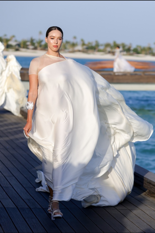 المصممة السعودية تيما عابد تفتتح أسبوع البحر الأحمر للموضة