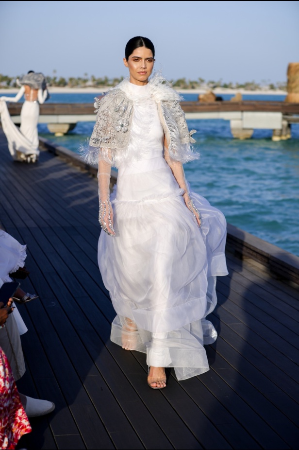 المصممة السعودية تيما عابد تفتتح أسبوع البحر الأحمر للموضة