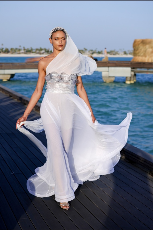 المصممة السعودية تيما عابد تفتتح أسبوع البحر الأحمر للموضة