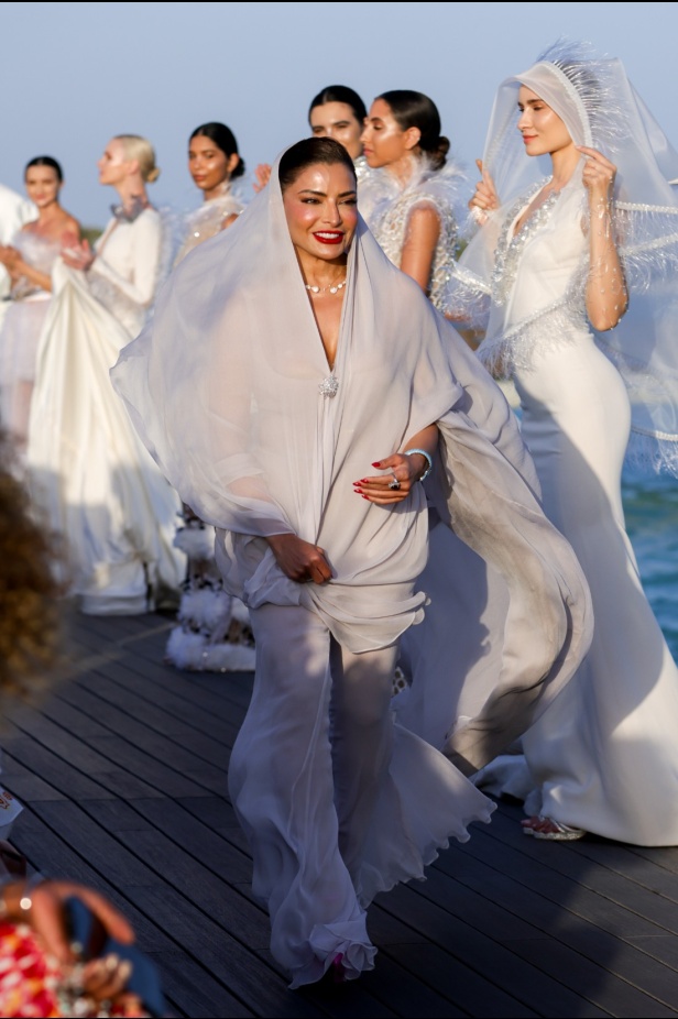 المصممة السعودية تيما عابد تفتتح أسبوع البحر الأحمر للموضة