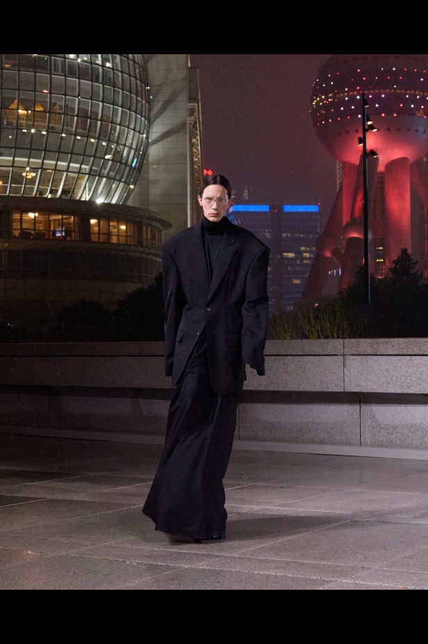 مجموعة Balenciaga لربيع 2025... ديمنا يشعل أكبر مدينة في الصين بتصاميمه الفخمة ولمسته المميّزة