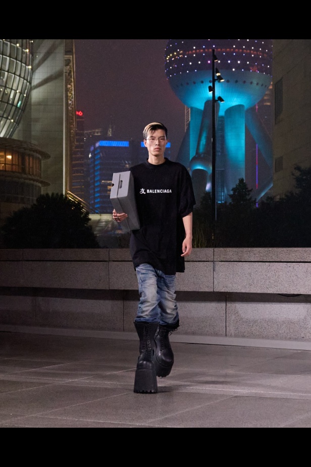 مجموعة Balenciaga لربيع 2025... ديمنا يشعل أكبر مدينة في الصين بتصاميمه الفخمة ولمسته المميّزة