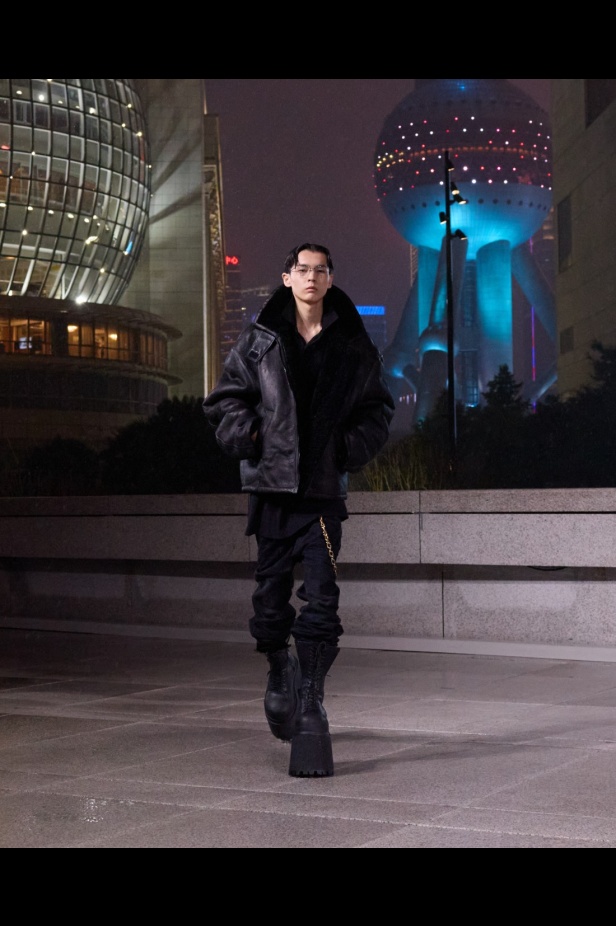 مجموعة Balenciaga لربيع 2025... ديمنا يشعل أكبر مدينة في الصين بتصاميمه الفخمة ولمسته المميّزة