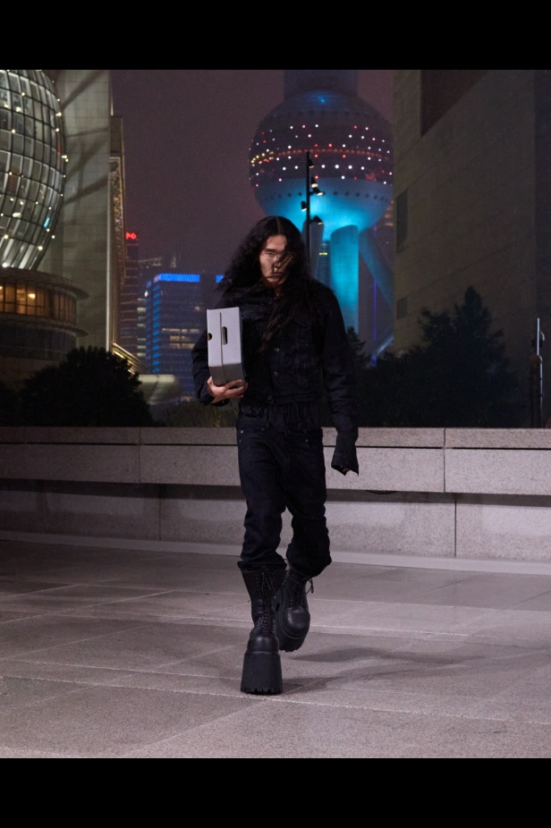 مجموعة Balenciaga لربيع 2025... ديمنا يشعل أكبر مدينة في الصين بتصاميمه الفخمة ولمسته المميّزة