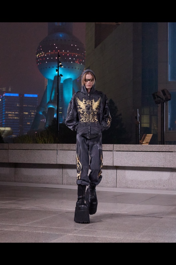 مجموعة Balenciaga لربيع 2025... ديمنا يشعل أكبر مدينة في الصين بتصاميمه الفخمة ولمسته المميّزة
