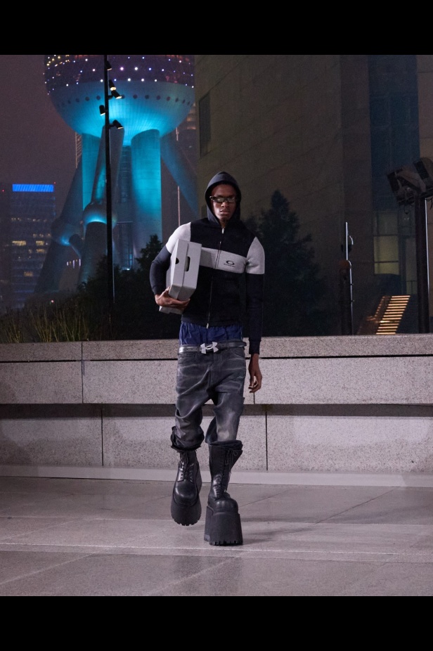 مجموعة Balenciaga لربيع 2025... ديمنا يشعل أكبر مدينة في الصين بتصاميمه الفخمة ولمسته المميّزة