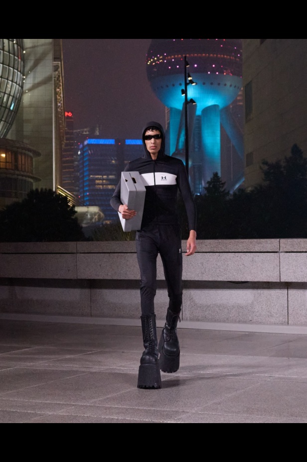 مجموعة Balenciaga لربيع 2025... ديمنا يشعل أكبر مدينة في الصين بتصاميمه الفخمة ولمسته المميّزة