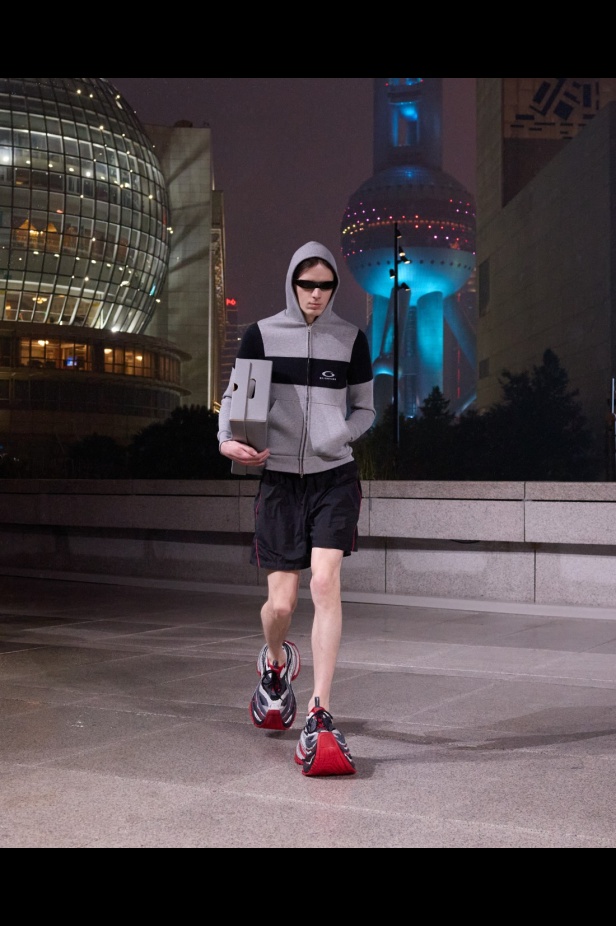 مجموعة Balenciaga لربيع 2025... ديمنا يشعل أكبر مدينة في الصين بتصاميمه الفخمة ولمسته المميّزة