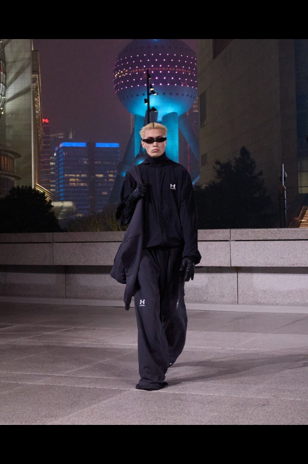 مجموعة Balenciaga لربيع 2025... ديمنا يشعل أكبر مدينة في الصين بتصاميمه الفخمة ولمسته المميّزة