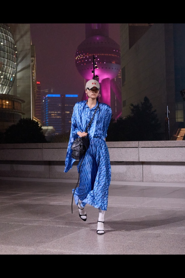 مجموعة Balenciaga لربيع 2025... ديمنا يشعل أكبر مدينة في الصين بتصاميمه الفخمة ولمسته المميّزة