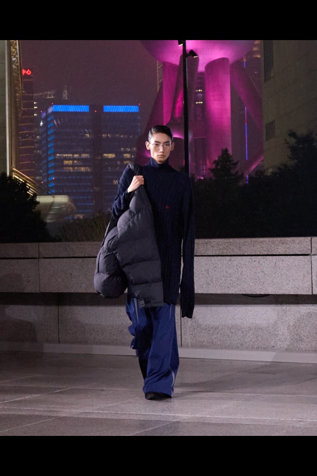 مجموعة Balenciaga لربيع 2025... ديمنا يشعل أكبر مدينة في الصين بتصاميمه الفخمة ولمسته المميّزة