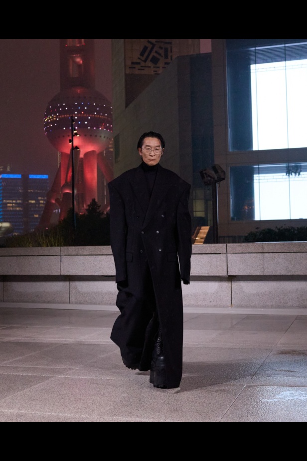 مجموعة Balenciaga لربيع 2025... ديمنا يشعل أكبر مدينة في الصين بتصاميمه الفخمة ولمسته المميّزة