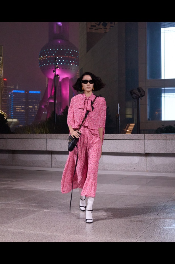 مجموعة Balenciaga لربيع 2025... ديمنا يشعل أكبر مدينة في الصين بتصاميمه الفخمة ولمسته المميّزة