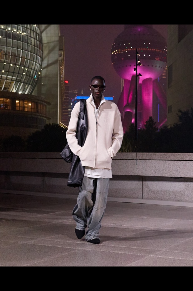 مجموعة Balenciaga لربيع 2025... ديمنا يشعل أكبر مدينة في الصين بتصاميمه الفخمة ولمسته المميّزة