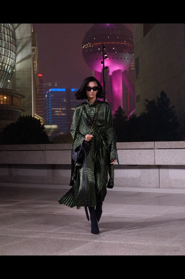 مجموعة Balenciaga لربيع 2025... ديمنا يشعل أكبر مدينة في الصين بتصاميمه الفخمة ولمسته المميّزة