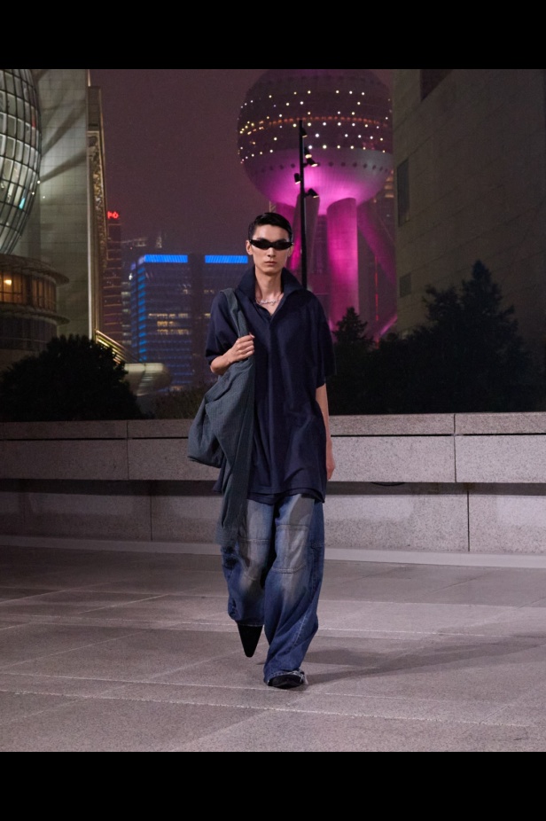 مجموعة Balenciaga لربيع 2025... ديمنا يشعل أكبر مدينة في الصين بتصاميمه الفخمة ولمسته المميّزة