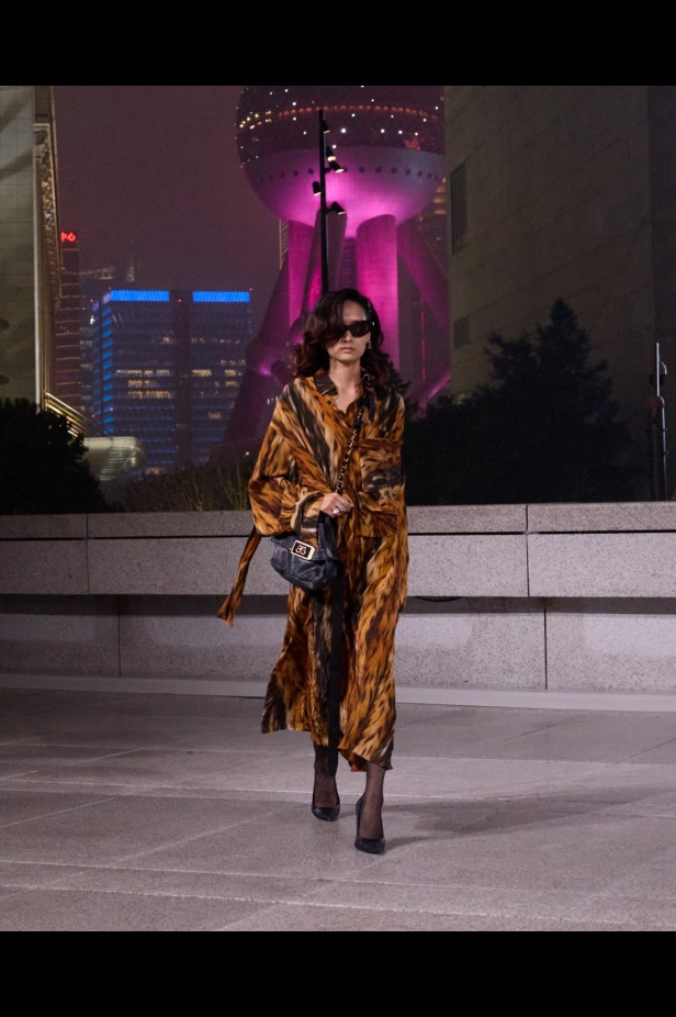 مجموعة Balenciaga لربيع 2025... ديمنا يشعل أكبر مدينة في الصين بتصاميمه الفخمة ولمسته المميّزة