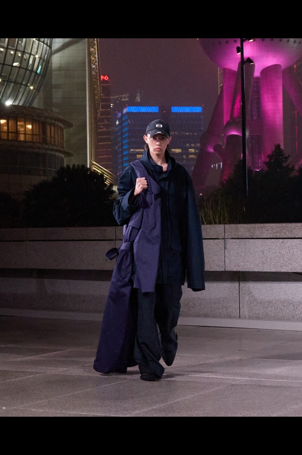 مجموعة Balenciaga لربيع 2025... ديمنا يشعل أكبر مدينة في الصين بتصاميمه الفخمة ولمسته المميّزة