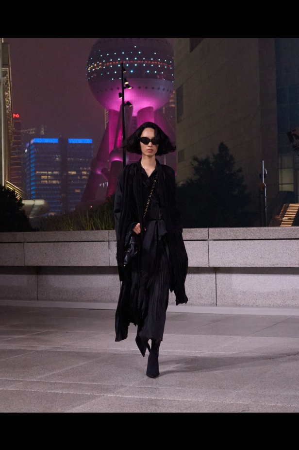 مجموعة Balenciaga لربيع 2025... ديمنا يشعل أكبر مدينة في الصين بتصاميمه الفخمة ولمسته المميّزة