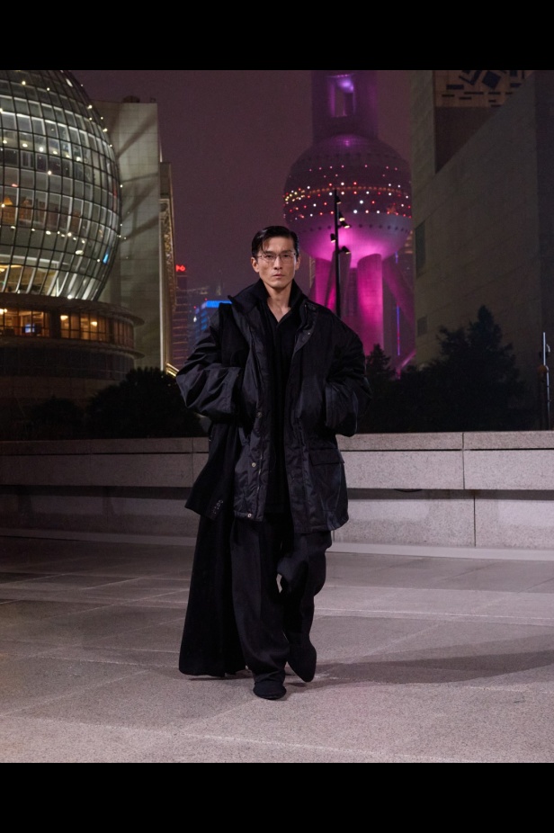 مجموعة Balenciaga لربيع 2025... ديمنا يشعل أكبر مدينة في الصين بتصاميمه الفخمة ولمسته المميّزة