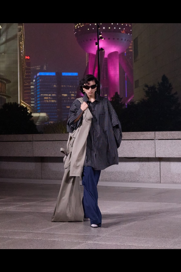 مجموعة Balenciaga لربيع 2025... ديمنا يشعل أكبر مدينة في الصين بتصاميمه الفخمة ولمسته المميّزة