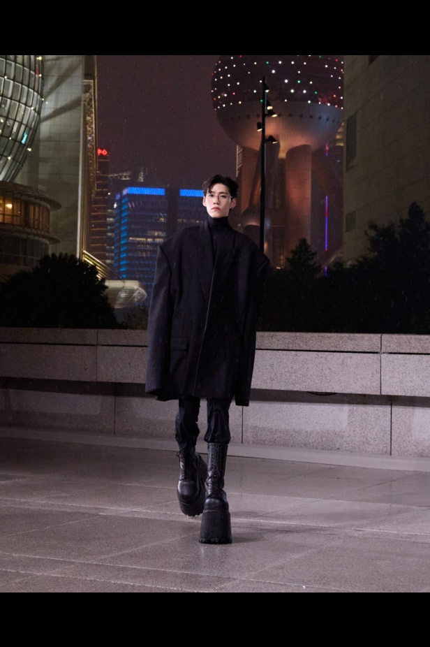 مجموعة Balenciaga لربيع 2025... ديمنا يشعل أكبر مدينة في الصين بتصاميمه الفخمة ولمسته المميّزة