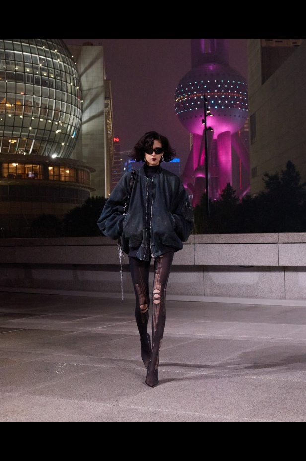 مجموعة Balenciaga لربيع 2025... ديمنا يشعل أكبر مدينة في الصين بتصاميمه الفخمة ولمسته المميّزة