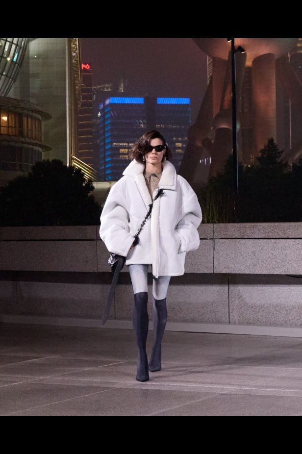 مجموعة Balenciaga لربيع 2025... ديمنا يشعل أكبر مدينة في الصين بتصاميمه الفخمة ولمسته المميّزة