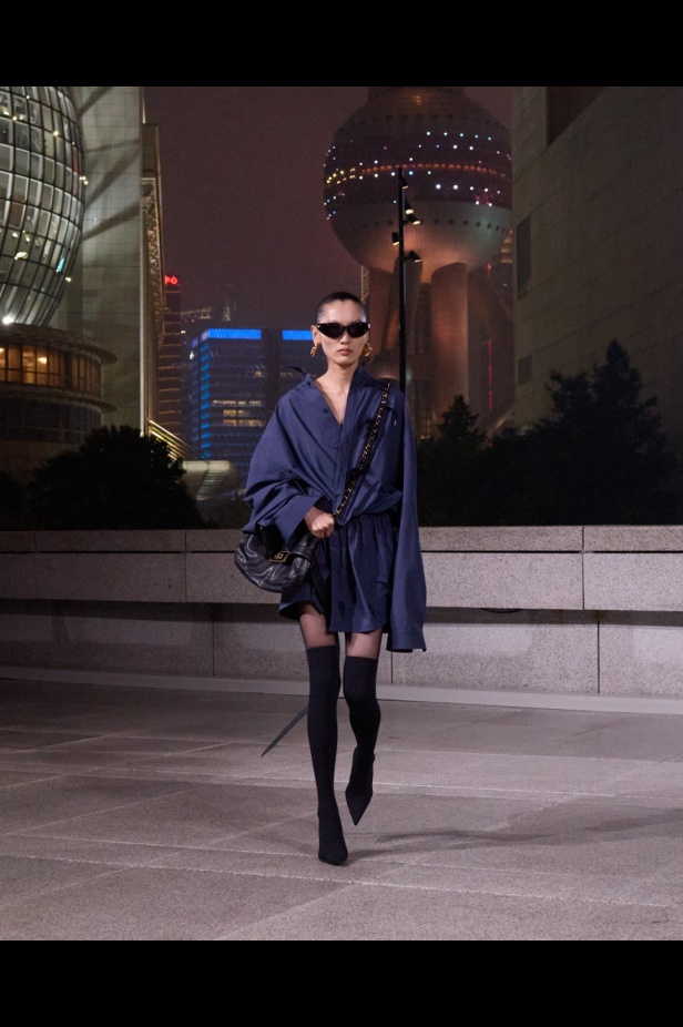 مجموعة Balenciaga لربيع 2025... ديمنا يشعل أكبر مدينة في الصين بتصاميمه الفخمة ولمسته المميّزة