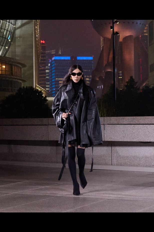 مجموعة Balenciaga لربيع 2025... ديمنا يشعل أكبر مدينة في الصين بتصاميمه الفخمة ولمسته المميّزة