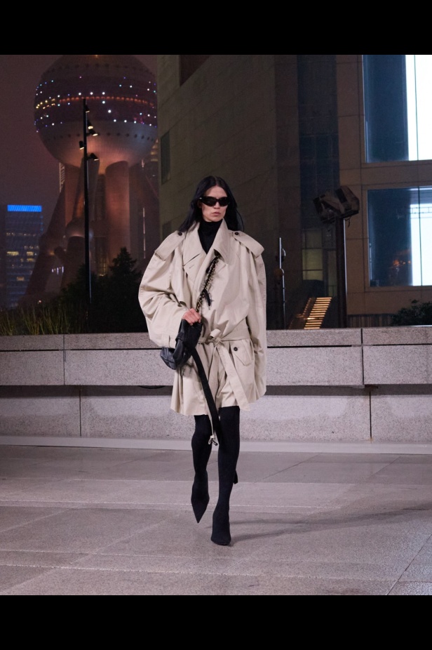 مجموعة Balenciaga لربيع 2025... ديمنا يشعل أكبر مدينة في الصين بتصاميمه الفخمة ولمسته المميّزة