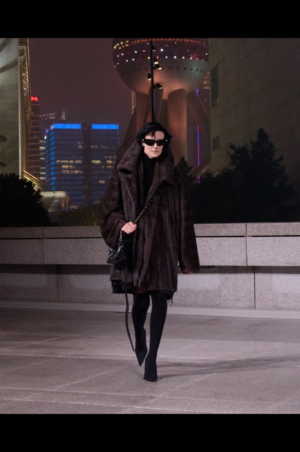 مجموعة Balenciaga لربيع 2025... ديمنا يشعل أكبر مدينة في الصين بتصاميمه الفخمة ولمسته المميّزة