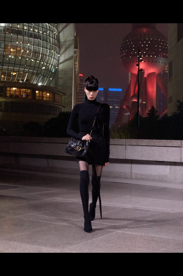 مجموعة Balenciaga لربيع 2025... ديمنا يشعل أكبر مدينة في الصين بتصاميمه الفخمة ولمسته المميّزة