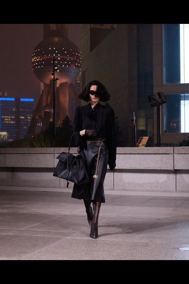 مجموعة Balenciaga لربيع 2025... ديمنا يشعل أكبر مدينة في الصين بتصاميمه الفخمة ولمسته المميّزة