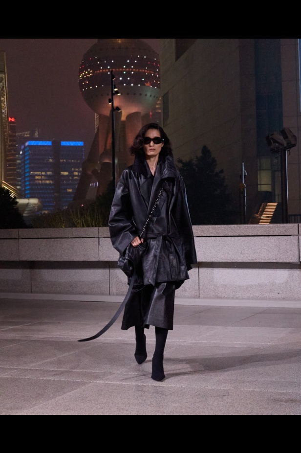 مجموعة Balenciaga لربيع 2025... ديمنا يشعل أكبر مدينة في الصين بتصاميمه الفخمة ولمسته المميّزة