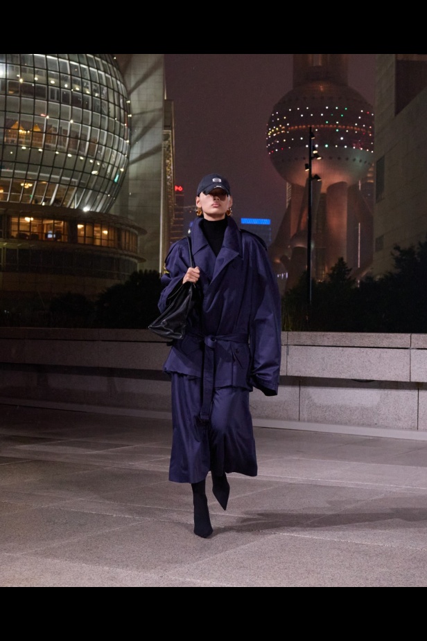 مجموعة Balenciaga لربيع 2025... ديمنا يشعل أكبر مدينة في الصين بتصاميمه الفخمة ولمسته المميّزة